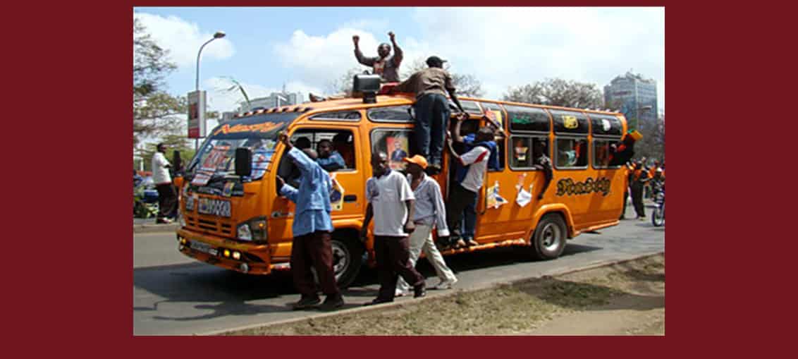 Les usagers des matatus, minibus de transport en commun bon marché, profitent d’un accès gratuit à Internet. Photo Sven Torfinn / Panos-Rea